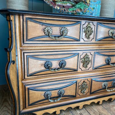 Grande commode Mazarine en bois noyer blond rehaussé de filets noirs début XVIIIe  – Vallée du Rhône.