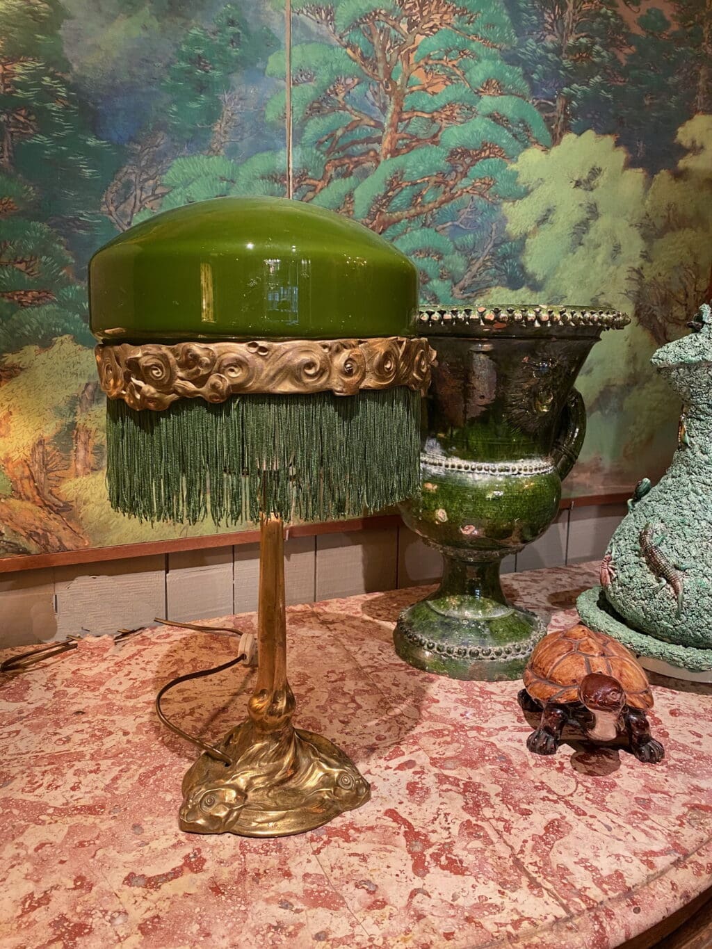 Lampe de table pied en bronze doré tritons et A/J e verre opalin -vert de vessie+frange - Suède ca.1910 – Image 5