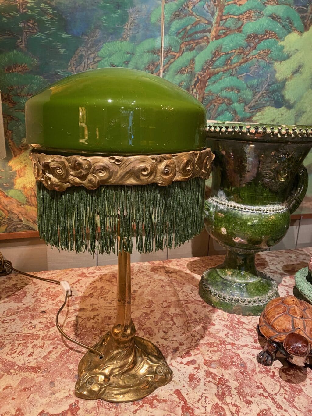 Lampe de table pied en bronze doré tritons et A/J e verre opalin -vert de vessie+frange - Suède ca.1910