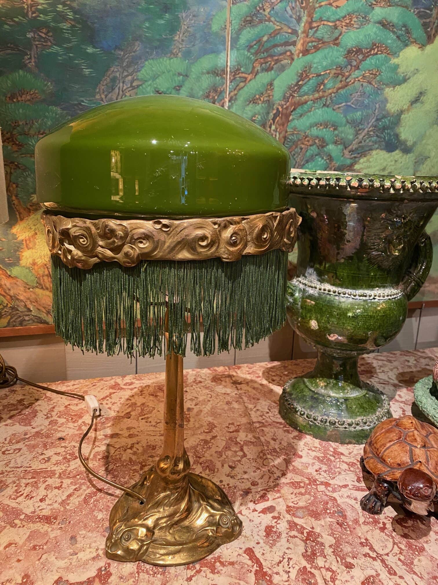 Lampe de table pied en bronze doré tritons et A/J e verre opalin -vert de vessie+frange – Suède ca.1910