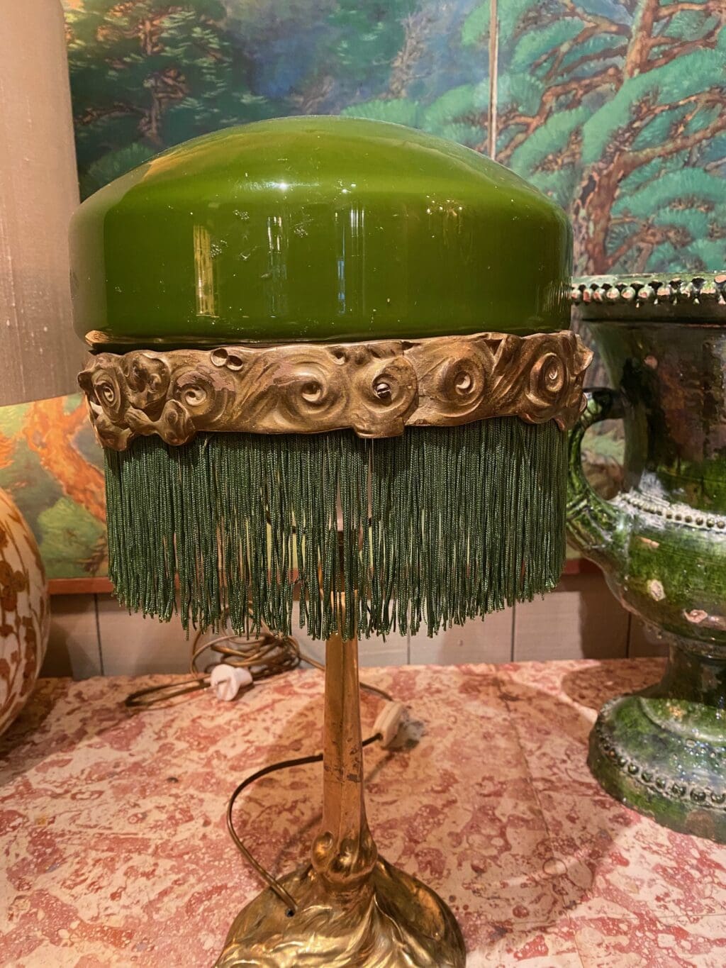 Lampe de table pied en bronze doré tritons et A/J e verre opalin -vert de vessie+frange - Suède ca.1910 – Image 3