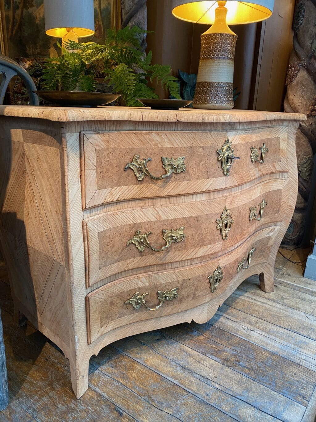 Commode bombée en loupe d'Orme naturelle & ses bronzes d'origine - Suède ca.1800 – Image 5