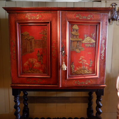 Cabinet d’époque XVIIIe décor chinoisant sur fond de laque rouge ca.1790