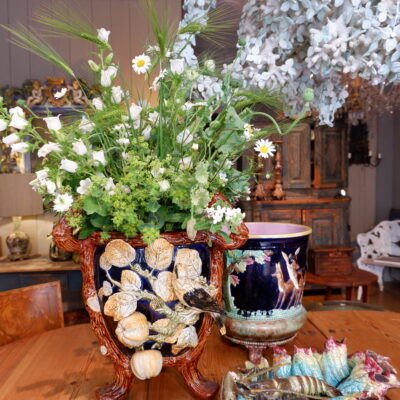 Grand cache pot en céramique vernissée, Décor en relief d’oiseau, de citrons & fleurs, poignées imitant le bois, début XXème – par Choisy Le Roy