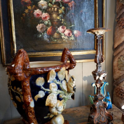 Grand cache pot en céramique vernissée, Décor en relief d’oiseau, de citrons & fleurs, poignées imitant le bois, début XXème – par Choisy Le Roy