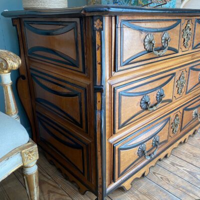 Grande commode Mazarine en bois noyer blond rehaussé de filets noirs début XVIIIe  – Vallée du Rhône.