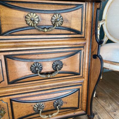 Grande commode Mazarine en bois noyer blond rehaussé de filets noirs début XVIIIe  – Vallée du Rhône.