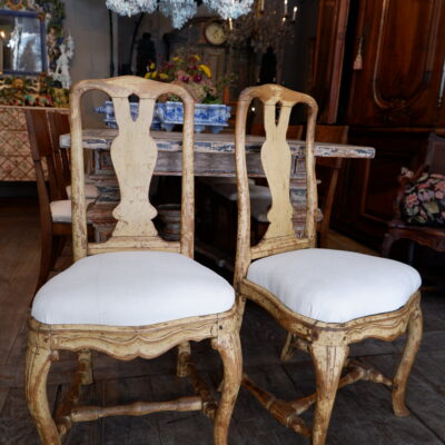 Paire de chaises baroques Suèdoises en bois sculpté patine ocre clair- Suède fin XVIIIe