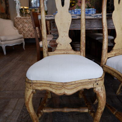 Paire de chaises baroques Suèdoises en bois sculpté patine ocre clair- Suède fin XVIIIe