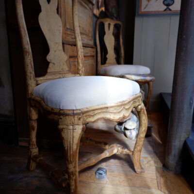 Pair of Swedish Baroque chairs in carved wood with light ochre patina - Sweden late 18th century