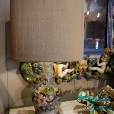 Lampe en barbotine décor impressioniste de fleurs sur fond gris monté sur socle en bronze – Giens milieu XIXe