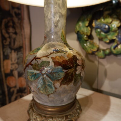 Lampe en barbotine décor impressioniste de fleurs sur fond gris monté sur socle en bronze – Giens milieu XIXe
