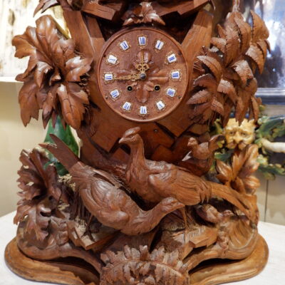 Grande horloge en bois sculpté ” forêt noire” fin XIXe