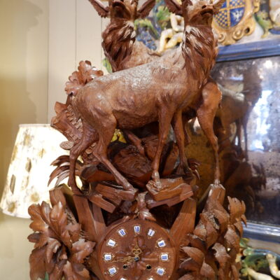 Grande horloge en bois sculpté ” forêt noire” fin XIXe