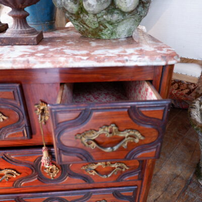 Petite commode à 4 tiroirs en placage bicolore et dessus marbre- d’époque XVIIIE