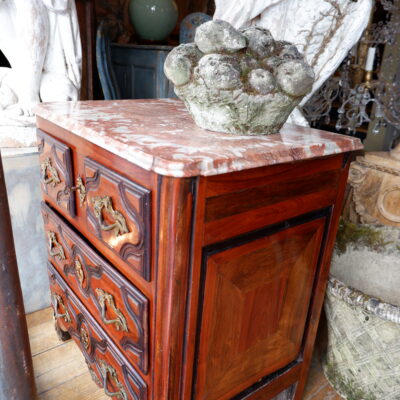 Petite commode à 4 tiroirs en placage bicolore et dessus marbre- d’époque XVIIIE