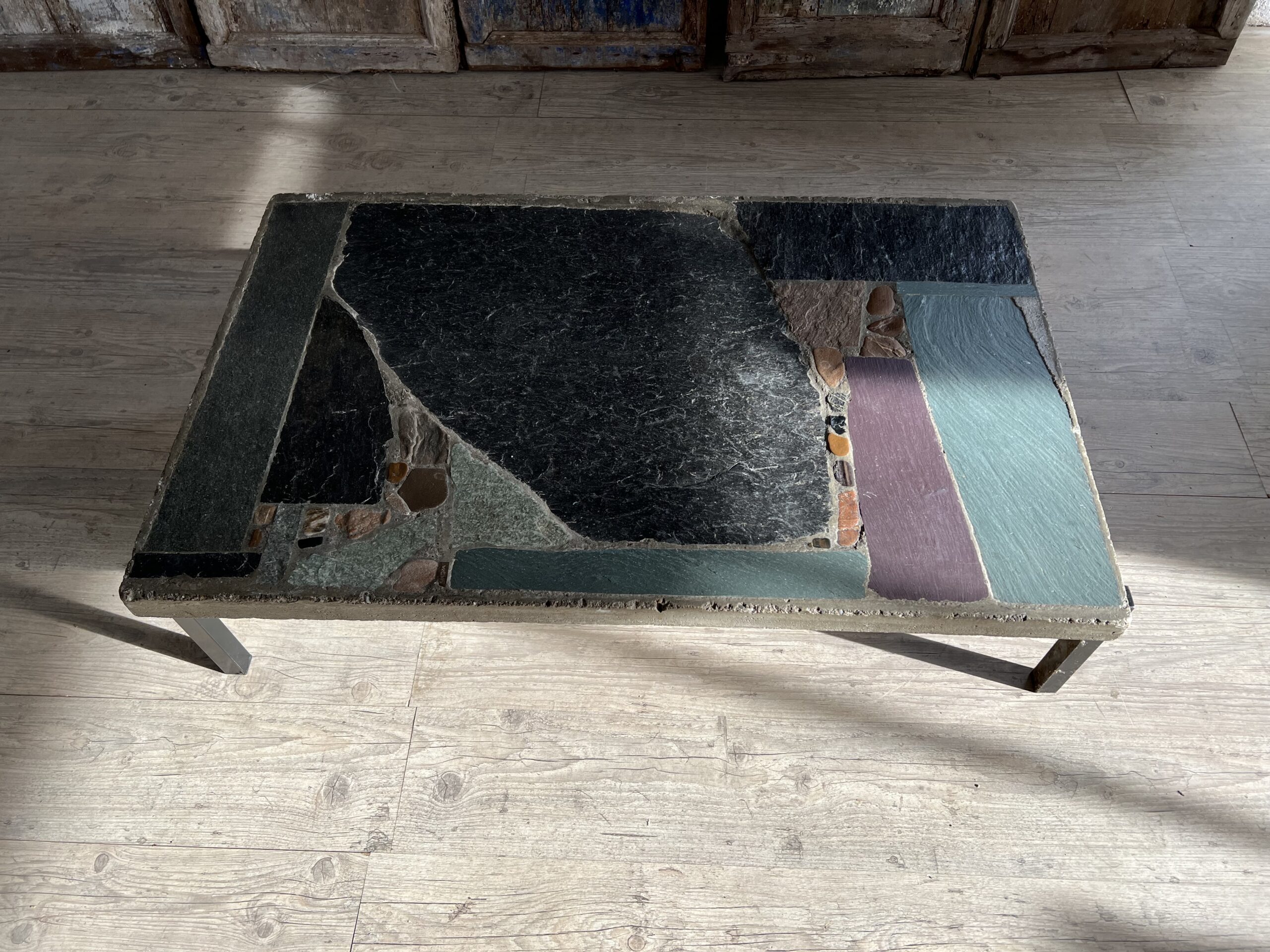 Table basse Paul Kingma en ciment et incrustations ardoise gris/bleu