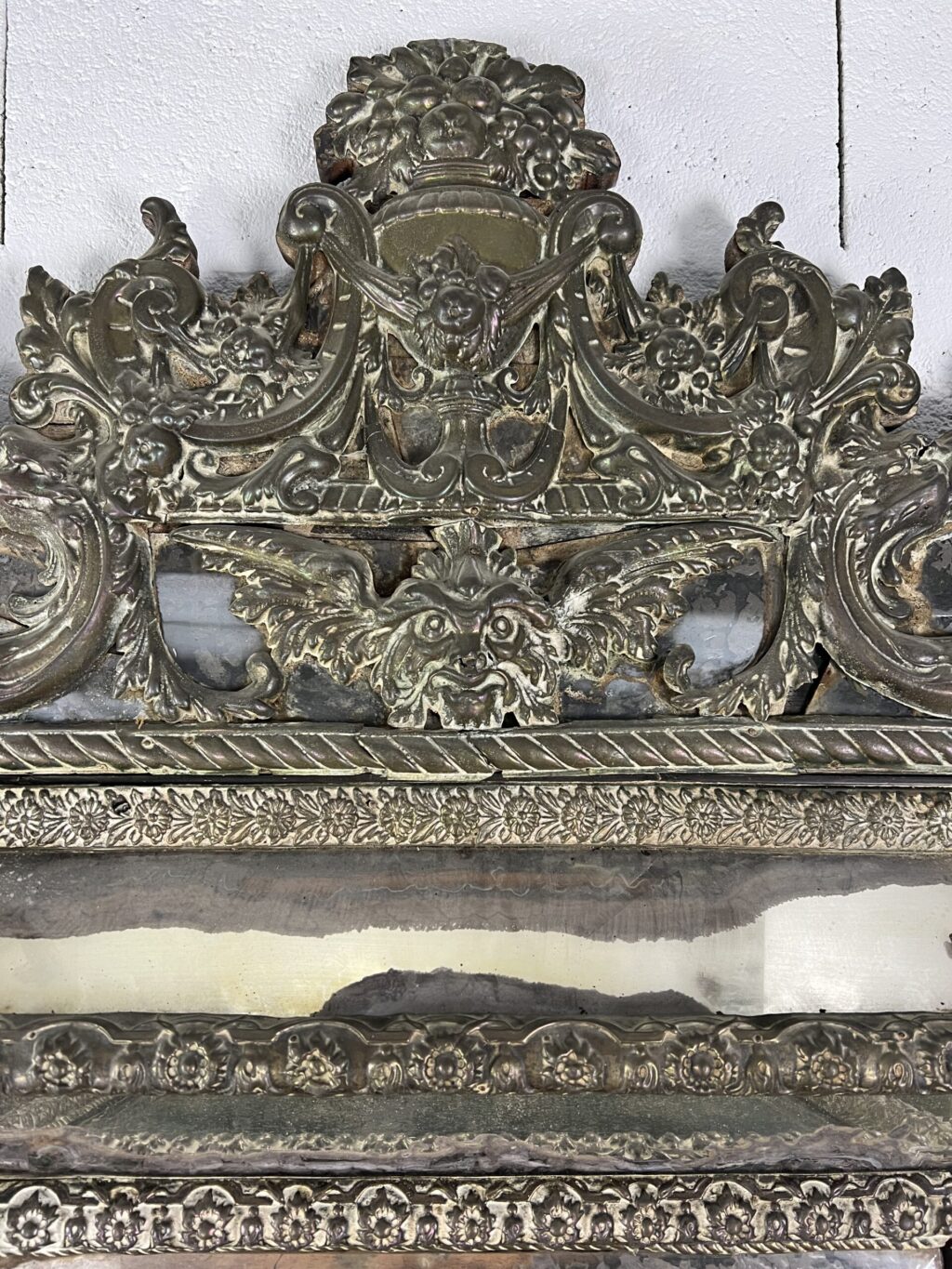 Grand miroir en métal repoussé