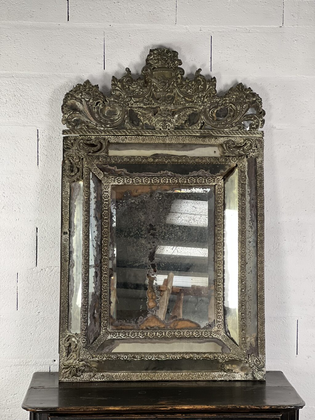 Grand miroir en métal repoussé