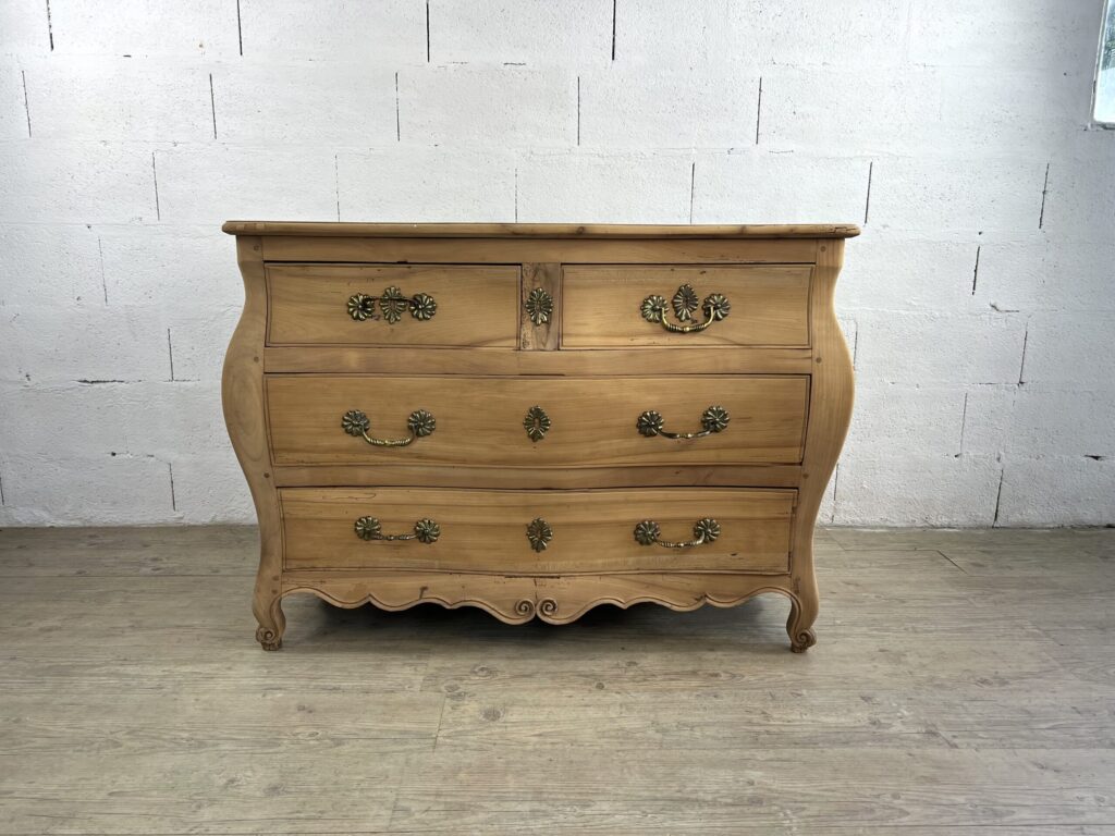 Commode régence en tombeau