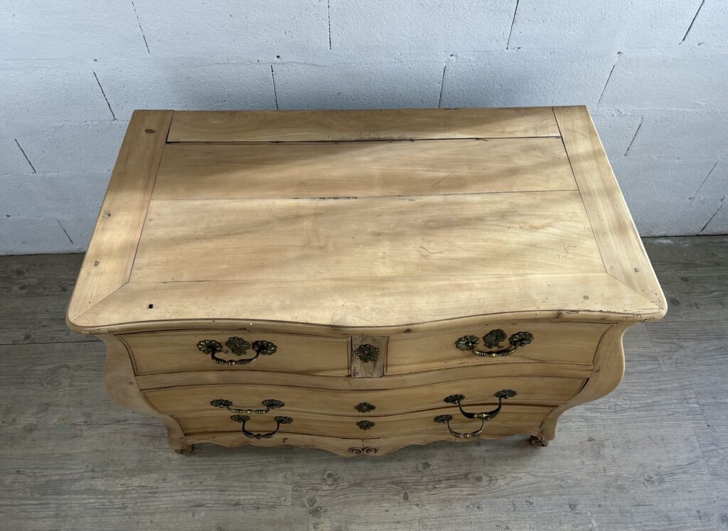 Commode régence en tombeau