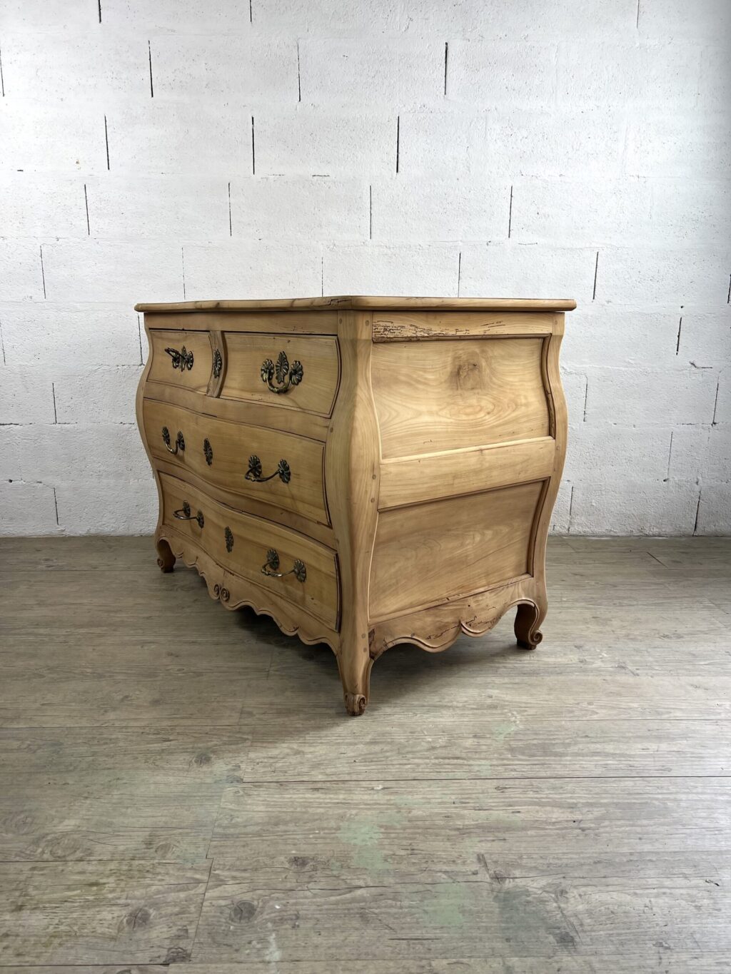 Commode régence en tombeau