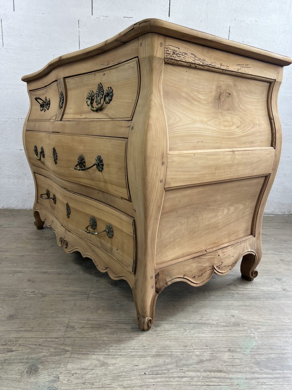 Commode régence en tombeau