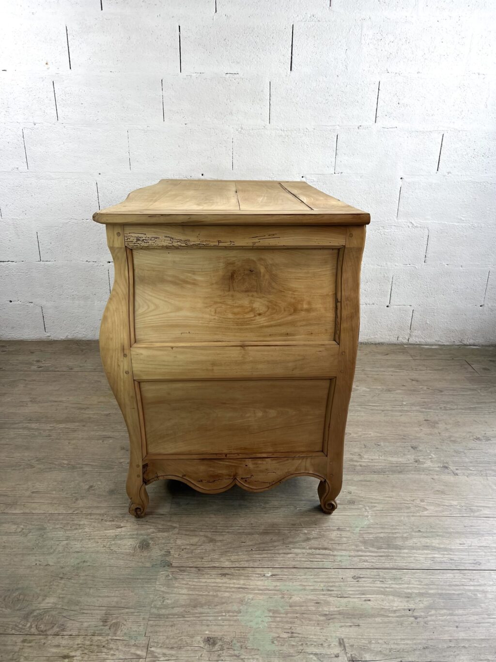 Commode régence en tombeau