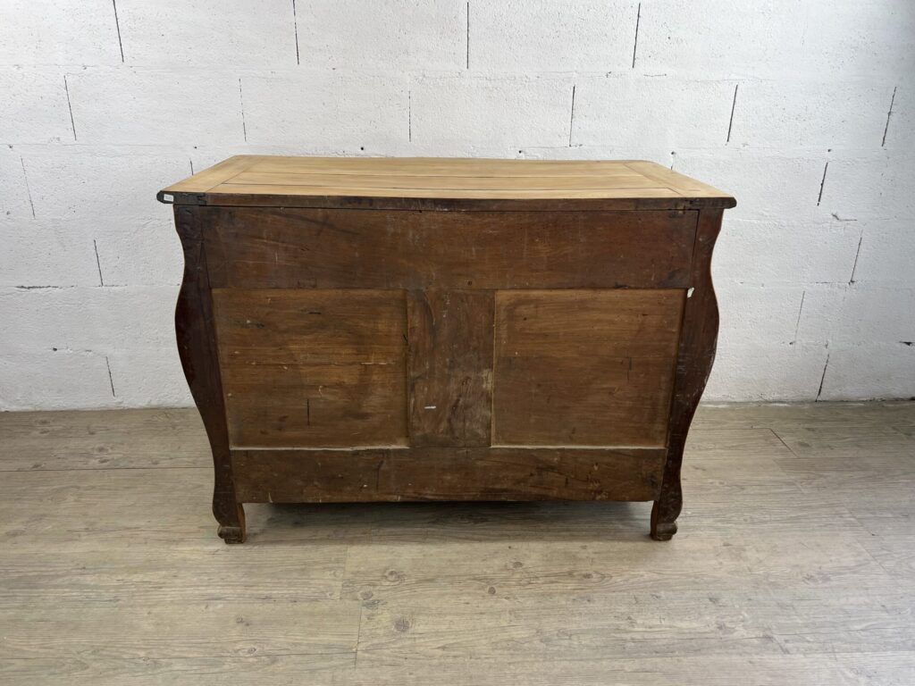 Commode régence en tombeau