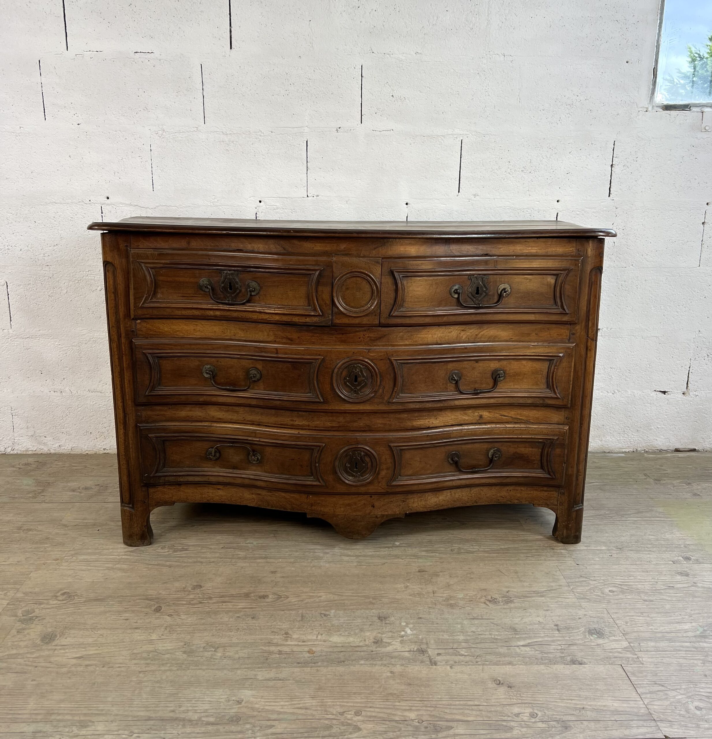 Chest of drawers with curved sides in walnut