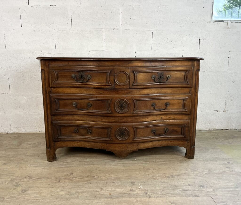 commode galbée en noyer