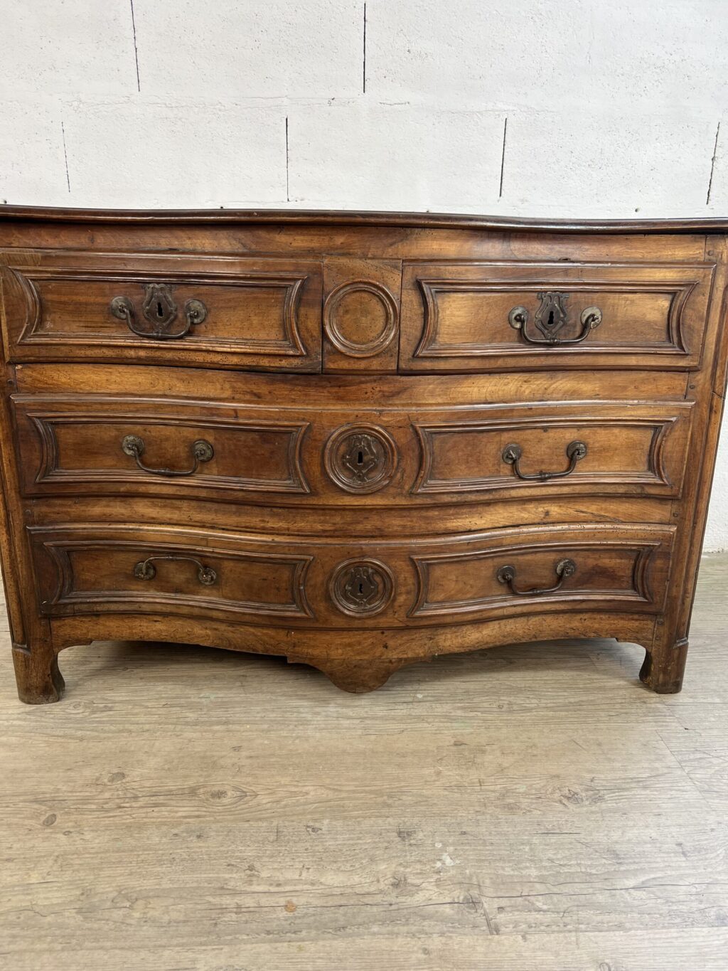 commode galbée en noyer