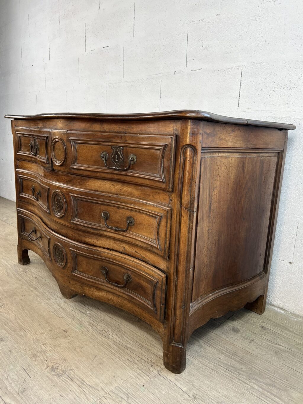 commode galbée en noyer