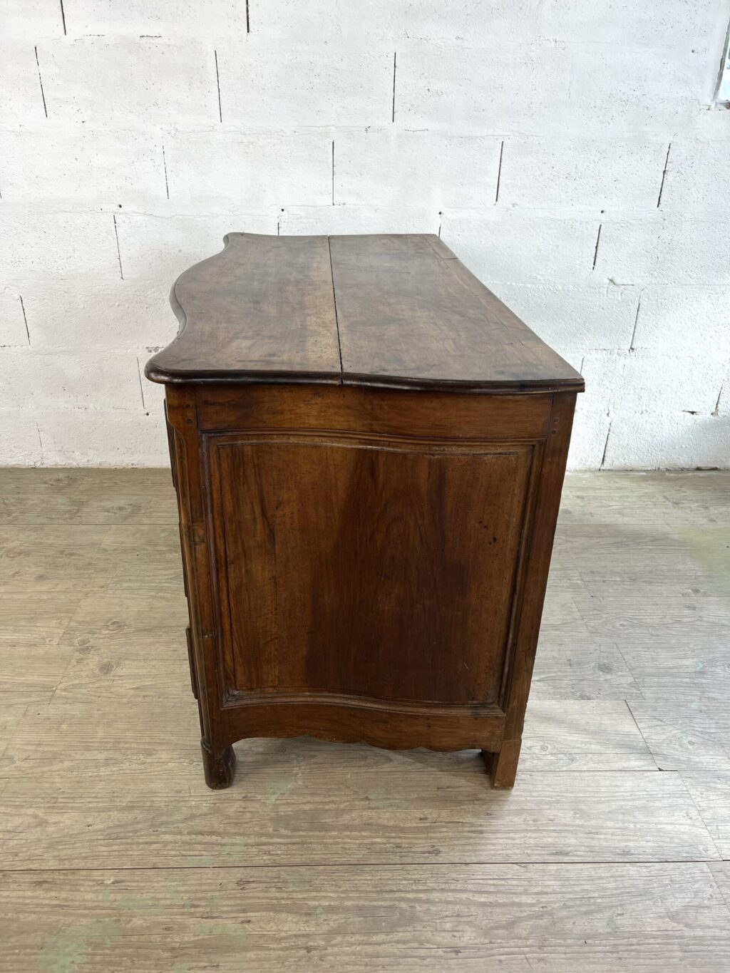 commode galbée en noyer