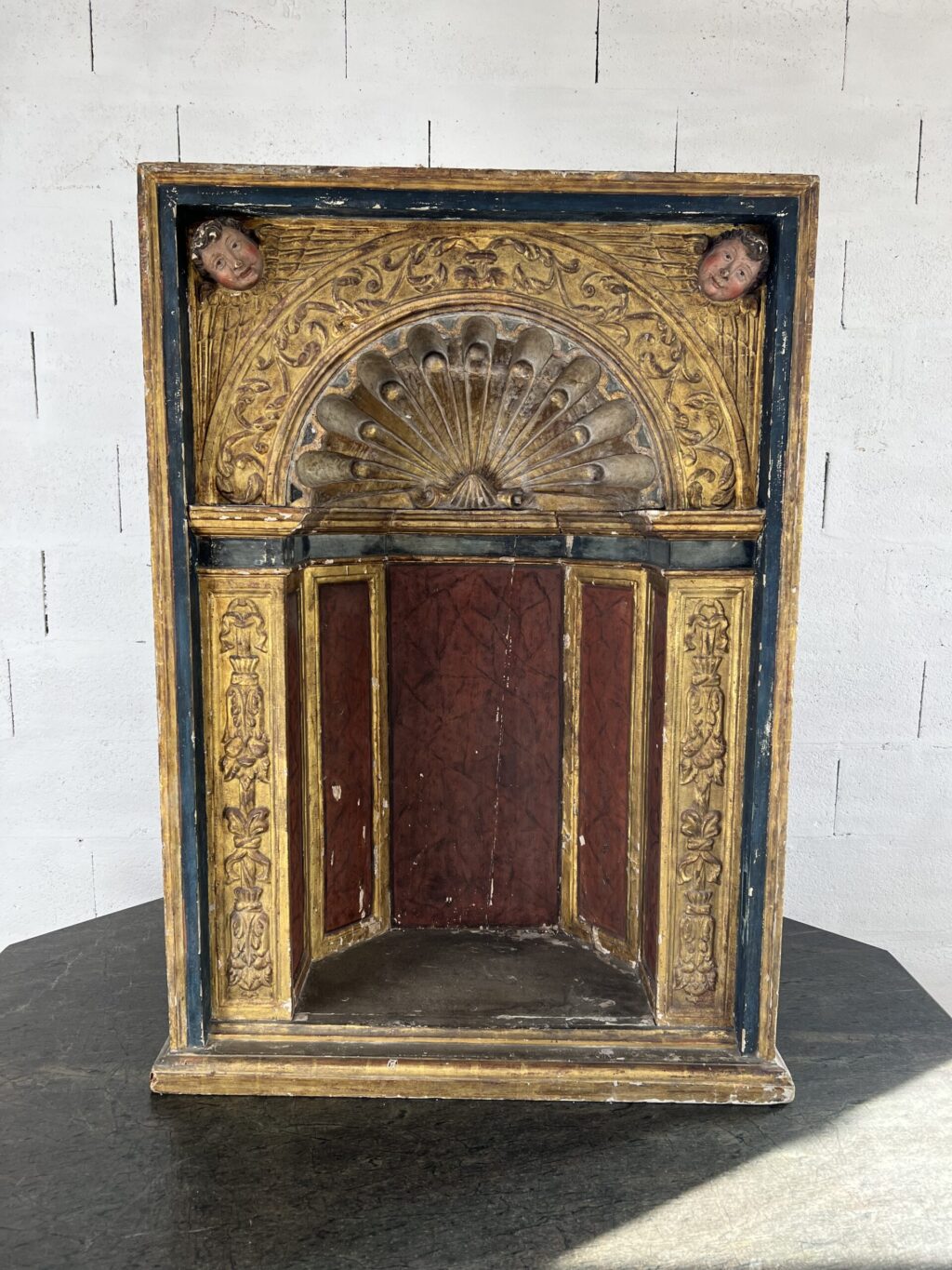 Niche théâtre en bois sculptée