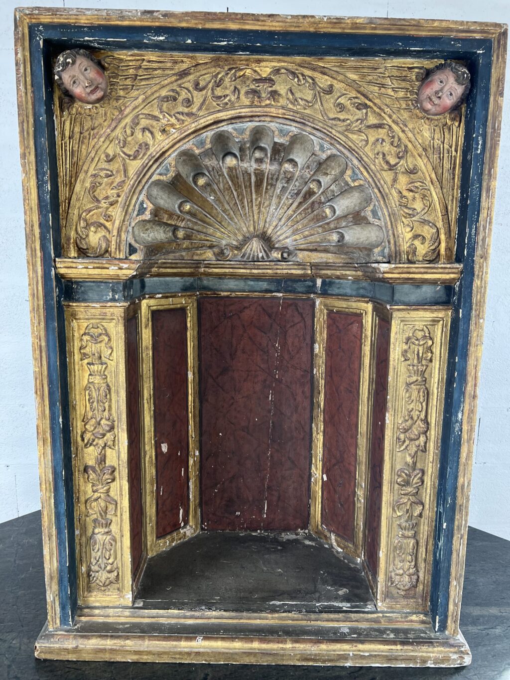 Niche théâtre en bois sculptée