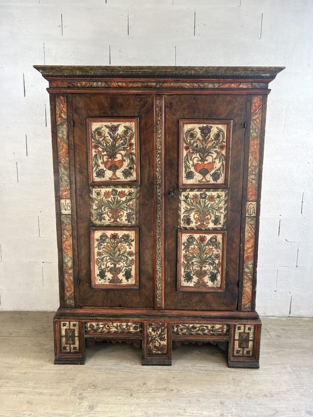 Armoire de mariage peinte polychrome