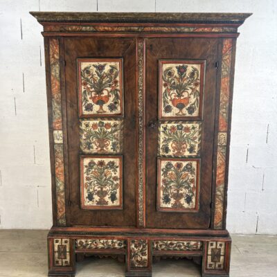 Armoire de mariage peinte polychrome