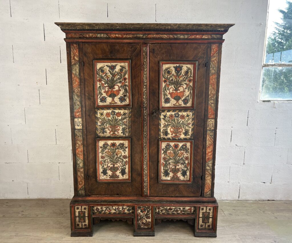 Armoire de mariage peinte polychrome