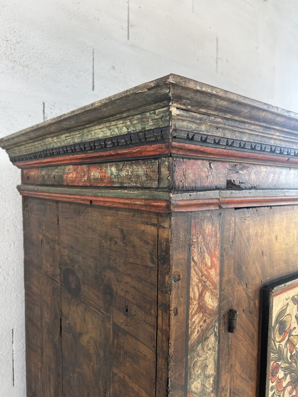 Armoire de mariage peinte polychrome