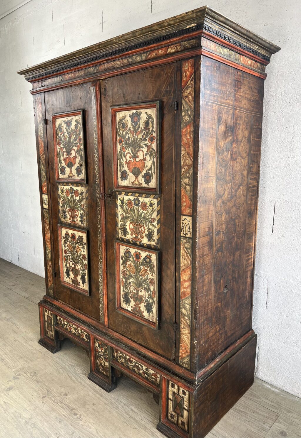 Armoire de mariage peinte polychrome