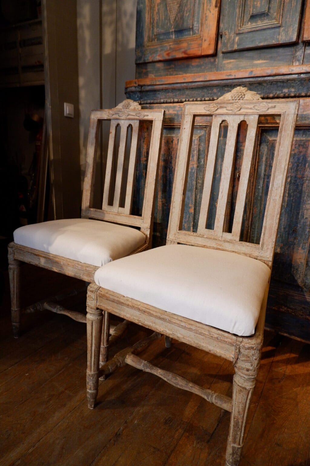 Paire de chaises gustaviennes en bois sculpté, patine gris clair ca.1800 – Image 3