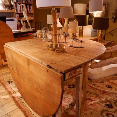 Table Suédoise getleg ovale, piètement en bois peint blanc & plateau en bois naturel ca.1880