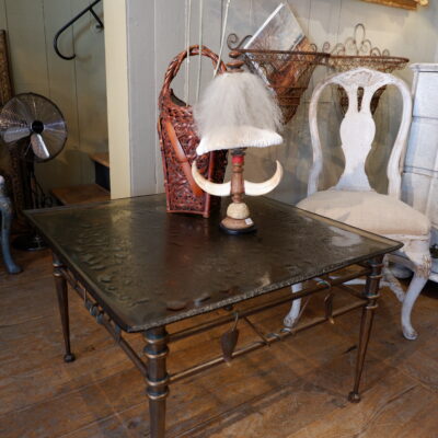 Table basse base en bronze motif liane de feuilles entrelacées et plateau en verre fumé grené – Ca1970