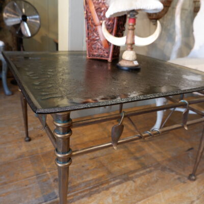 Table basse base en bronze motif liane de feuilles entrelacées et plateau en verre fumé grené – Ca1970