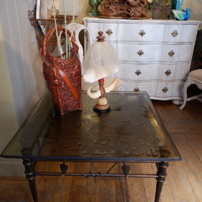 Table basse base en bronze motif liane de feuilles entrelacées et plateau en verre fumé grené – Ca1970