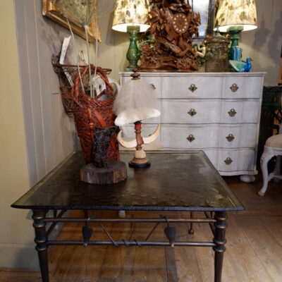 Table basse base en bronze motif liane de feuilles entrelacées et plateau en verre fumé grené – Ca1970