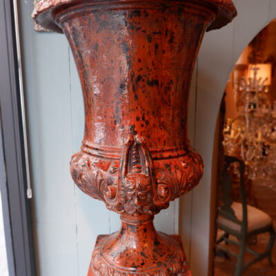 Rare paire de grands vases Médicis en terre cuite vernissée glaçure brun flammé noir & décor de feuillages.