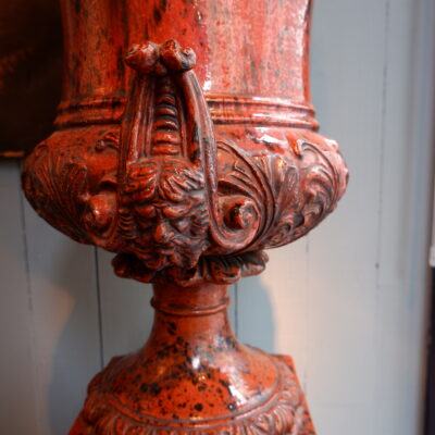 Rare paire de grands vases Médicis en terre cuite vernissée glaçure brun flammé noir & décor de feuillages.