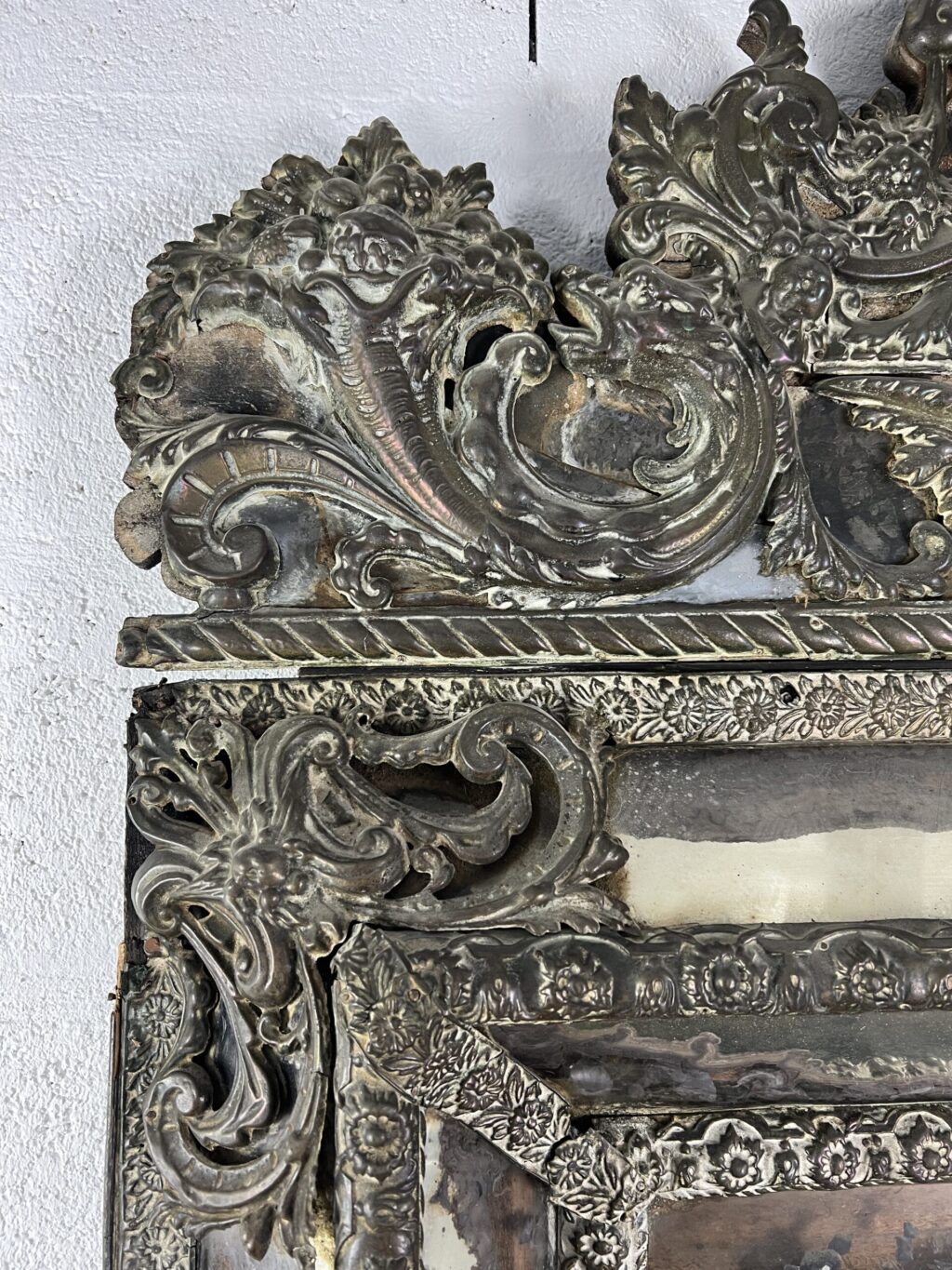 Grand miroir en métal repoussé